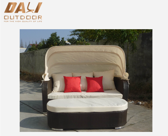 Chaise longue rotonda con poggiapiedi in polyrattan per il tempo libero all'aperto