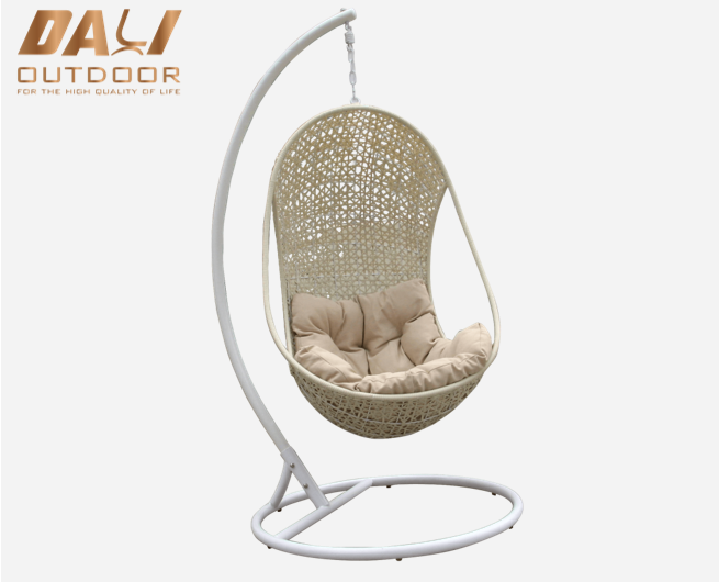 Prezzo economico Indoor Outdoor Patio Rattan Wicker Hanging Egg Swing Chair con supporto in metallo