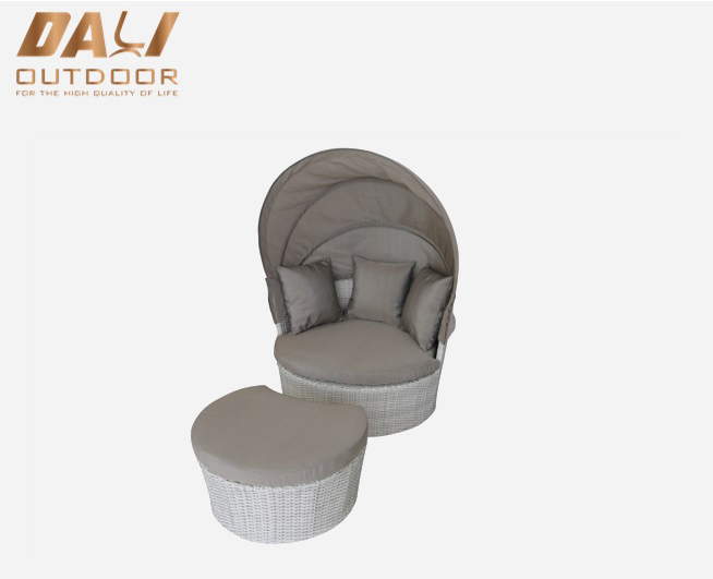 Chaise longue rotonda con poggiapiedi in polyrattan per il tempo libero all'aperto